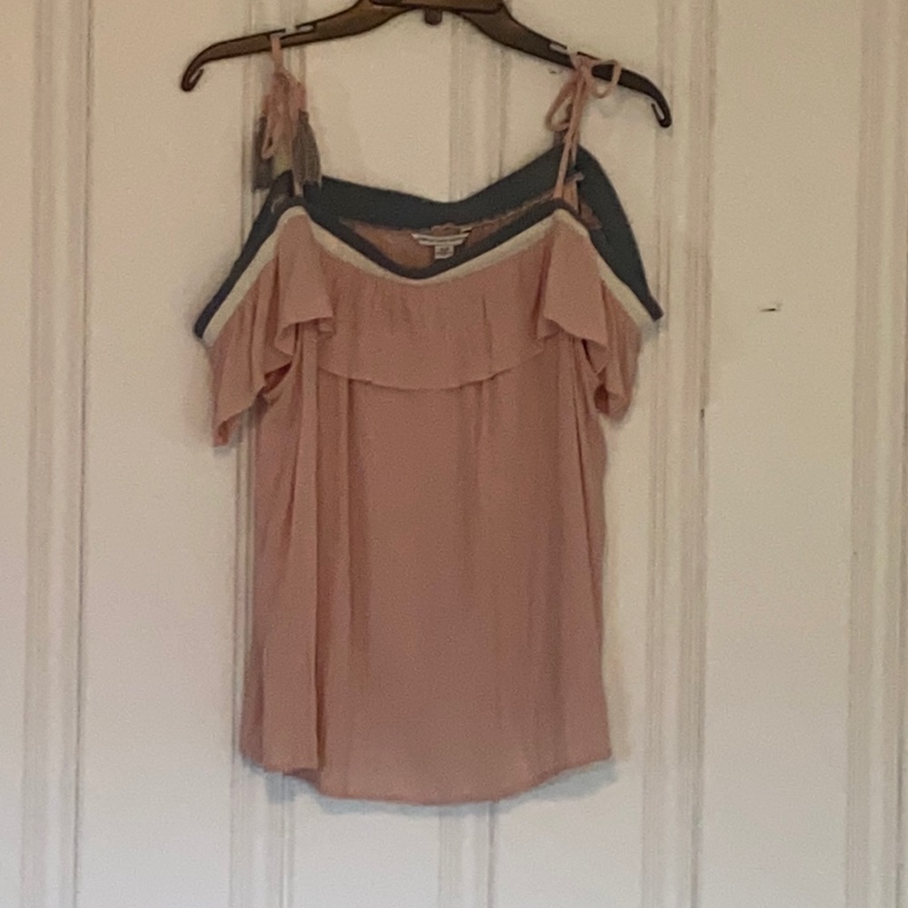 Fun, off AEO shoulder/strapped pink blouse